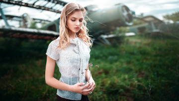 Картинка девушки -+блондинки +светловолосые блондинка девушка модель настроение кладбище самолетов