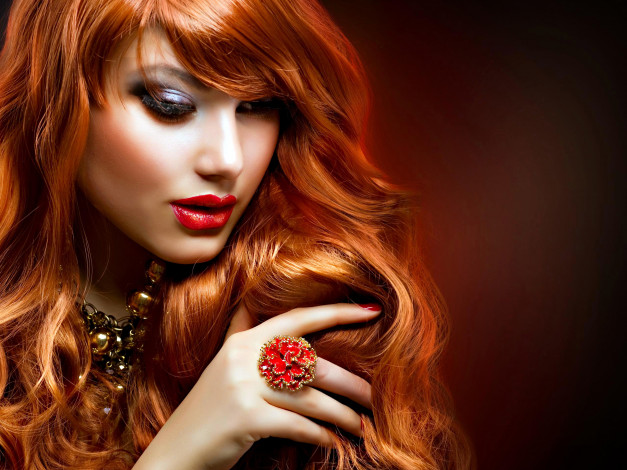 Обои картинки фото девушки, анна субботина, рыжая, лицо, рука, ожерелье, кольцо
