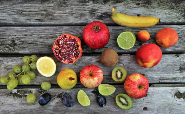 Обои картинки фото еда, фрукты,  ягоды, гранат, банан, киви, виноград, сливы, яблоки
