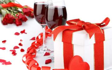 обоя еда, напитки, вино, бокалы, коробка, подарок, сердце, лепестки, цветы, розы