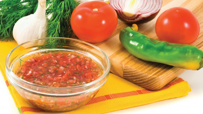 Обои картинки фото еда, овощи, помидоры, перец, лук, соус, чеснок, томаты