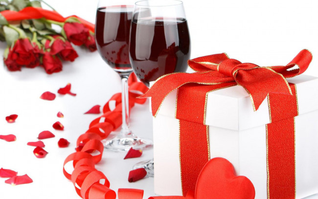 Обои картинки фото еда, напитки, вино, бокалы, коробка, подарок, сердце, лепестки, цветы, розы