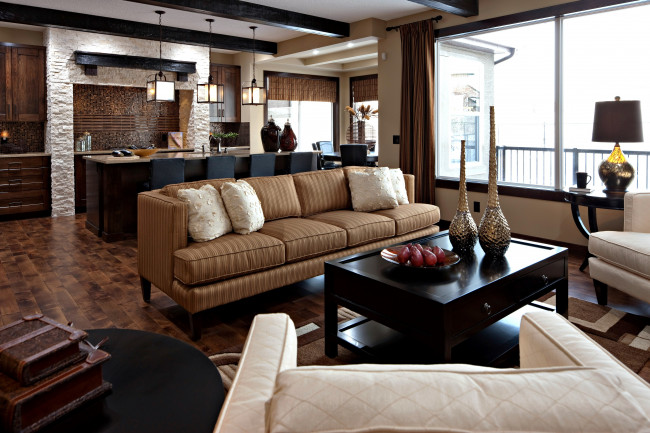 Обои картинки фото интерьер, гостиная, подушки, столик, кресла, вазы, диваны