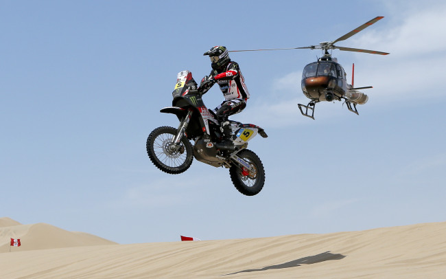 Обои картинки фото спорт, мотокросс, мотоцикл, вертолет, зависание, песок, дакар, гонка, тень, небо