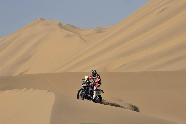 Обои картинки фото спорт, мотокросс, жара, небо, пустыня, мото, дюна, песок, мотоцикл, dakar