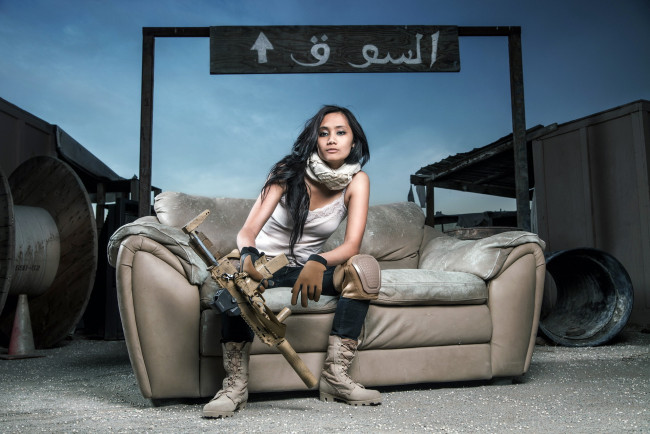 Обои картинки фото -Unsort Девушки с оружием, девушки, unsort, оружием, автомат, оружие, девушка, диван