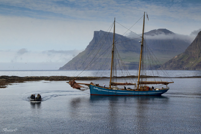 Обои картинки фото корабли, Яхты, дания, горы, лодка, бухта, faroe, islands, denmark, фарерские, острова
