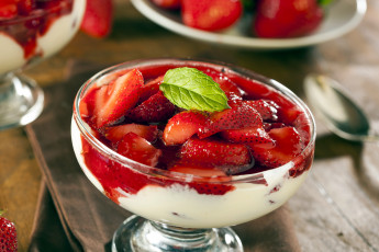 Картинка еда мороженое +десерты мята клубника ягоды креманка
