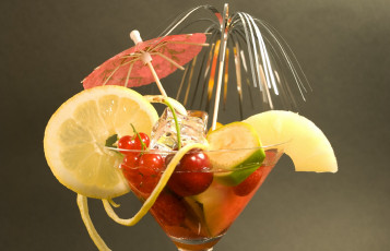 Картинка еда напитки +коктейль смородина зонтик ананас клубника вишня стакан лимон дольки коктейль