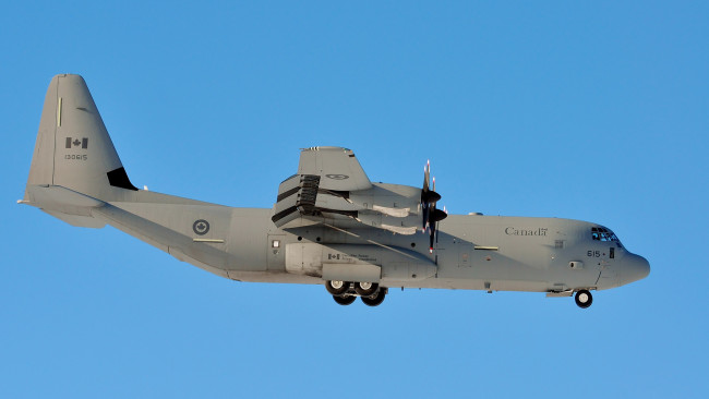 Обои картинки фото c-130, авиация, военно-транспортные самолёты, шасси, транспортник, канада, ввс