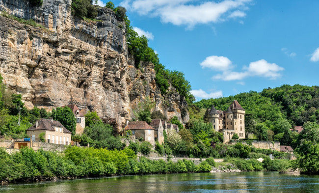 Обои картинки фото chateau de la malartrie,  la roque-gageac,  france, города, замки франции, побережье, скалы, лес, дома, замок