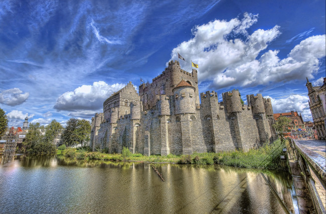 Обои картинки фото gent,  gravensteen, города, - дворцы,  замки,  крепости, замок, облака, река, мост