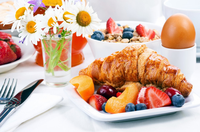 Обои картинки фото еда, разное, завтрак, ягоды, фрукты, яйцо, круассан, ромашки