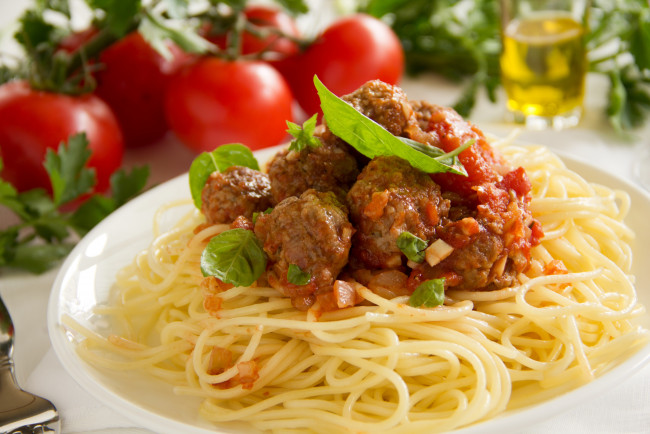 Обои картинки фото еда, макаронные блюда, спагетти, помидоры, тефтели