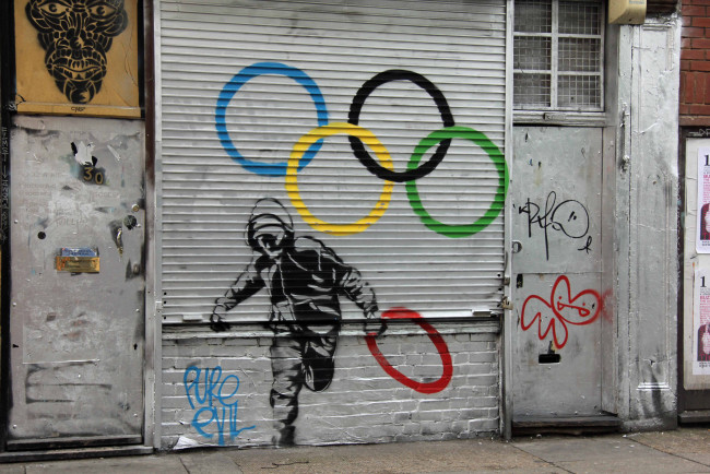 Обои картинки фото разное, граффити, человек, вор, кольца, стена