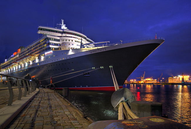 Обои картинки фото queen mary 2, корабли, лайнеры, круиз, лайнер, причал, огни, ночь, швартовы, стоянка