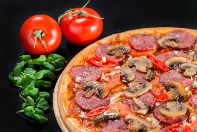 Обои картинки фото еда, пицца, стол, томаты, помидоры