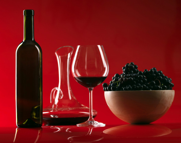 Обои картинки фото еда, напитки,  вино, виноград, графин, вино, бутылка