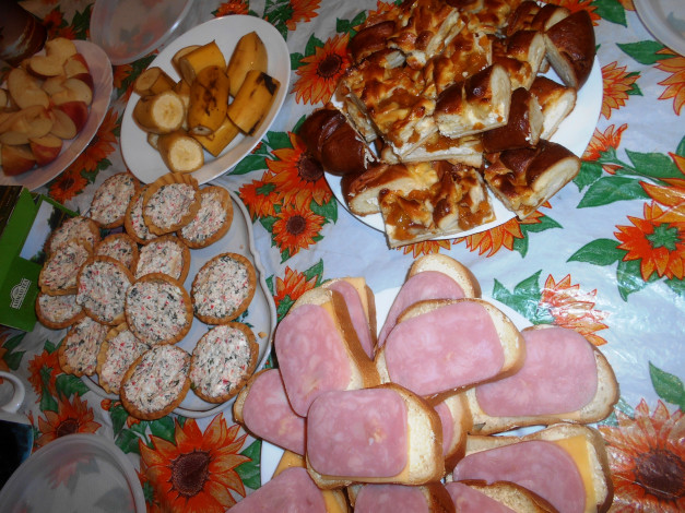 Обои картинки фото еда, бутерброды,  гамбургеры,  канапе, хлеб, сыр, колбаса, тарталетки, пирожные, яблоки, бананы, пироги