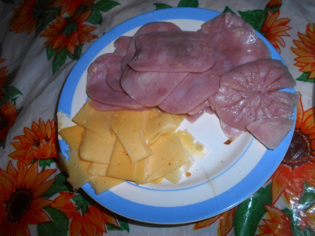 Обои картинки фото еда, колбасные изделия, сыр, колбаса