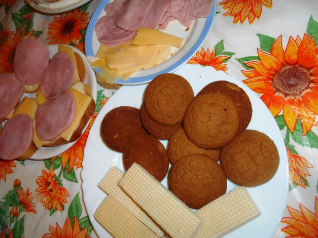 Обои картинки фото еда, пирожные,  кексы,  печенье, печенье, вафли, сыр, колбаса