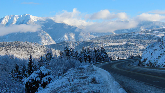 Обои картинки фото alberta, canada, природа, зима, альберта, небо, облака, заснеженные, горы, ель, канада, пейзаж, дорога