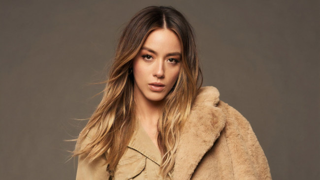 Обои картинки фото девушки, chloe bennet, актриса, лицо, шуба