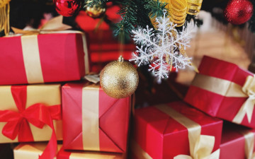 Картинка праздничные подарки+и+коробочки шарик снежинка коробки подарки