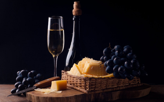 Обои картинки фото еда, напитки,  вино, бутылка, бокал, вино, сыр, виноград