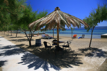 Картинка интерьер бассейны открытые площадки пляж зонтик стулья