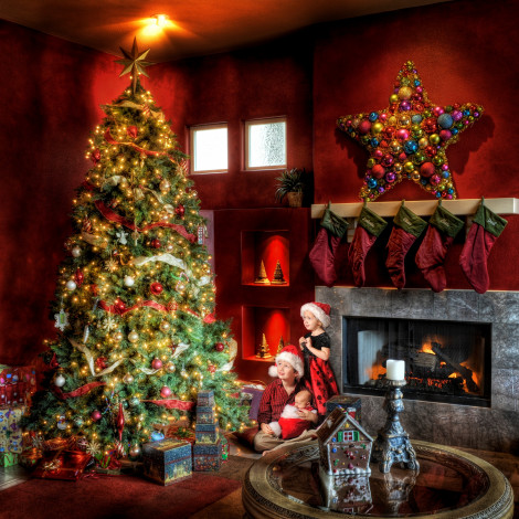 Обои картинки фото праздничные, новогодний, очаг, ель, подарки, дети, ожидание, камин, украшения