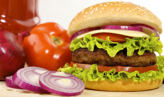 Обои картинки фото еда, бутерброды, гамбургеры, канапе, кольца, лука, помидоры, fast, food, hamburger, булочка, с, кунжутом, листья, салата, котлета, томаты