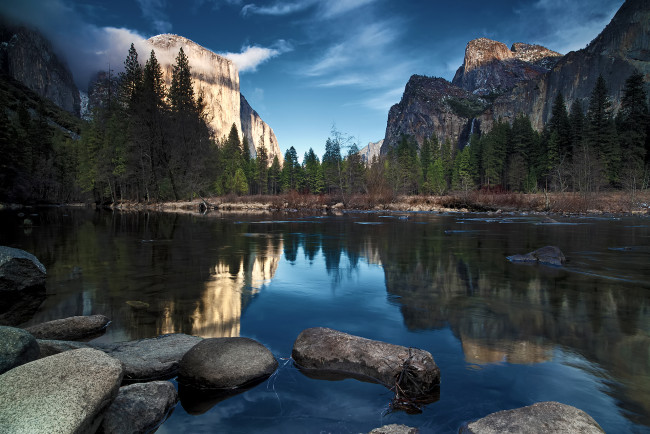 Обои картинки фото природа, реки, озера, вода, камни, деревья, горы, река, озеро