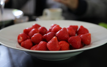 Картинка еда клубника земляника ягоды кулбника тарелка