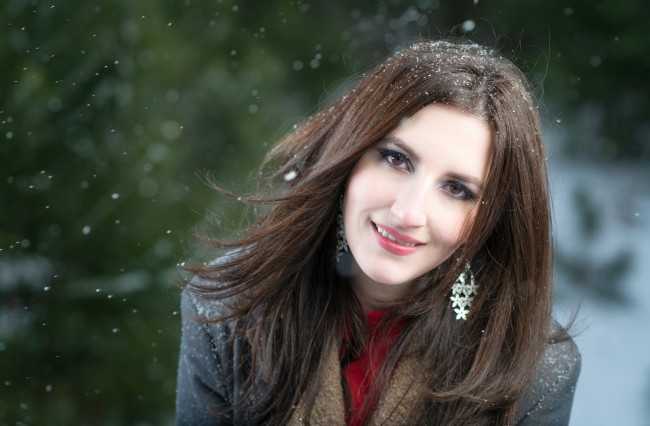 Обои картинки фото девушки, -unsort , лица,  портреты, снег, зима, улыбка, взгляд, девушка