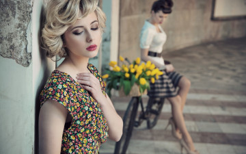 Картинка девушки -unsort+ блондинки тюльпаны цвета прически платье цветы велосипед ретро