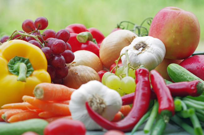 Обои картинки фото еда, фрукты и овощи вместе, лук, яблоко, перец, виноград, фрукты, овощи, чеснок, помидор, макро