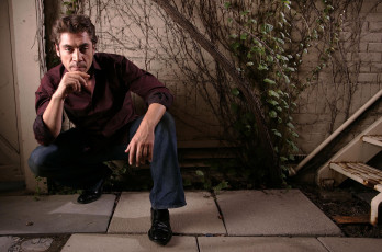 Картинка мужчины javier+bardem актер рубашка джинсы двор
