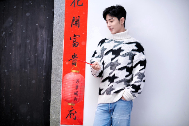 Обои картинки фото мужчины, xiao zhan, актер, свитер, джинсы, фонарь