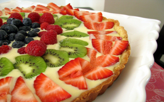 Обои картинки фото еда, пироги, малина, клубника, киви, черника, ягодный