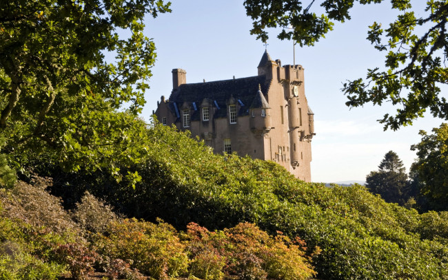 Обои картинки фото города, - дворцы,  замки,  крепости, шотландия, замок, crathies, castle, кусты, деревья