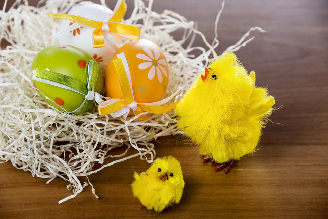 Обои картинки фото праздничные, пасха, цыплята, солома, яйца