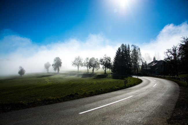 Обои картинки фото природа, дороги, дорога, рассвет, небо, curve, туман, солнце, деревья, утро, road, to, nowhere, austria
