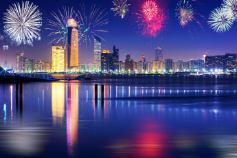 Картинка города дубай+ оаэ новый год праздник салют небо огни ночь небоскребы дубай набережная река