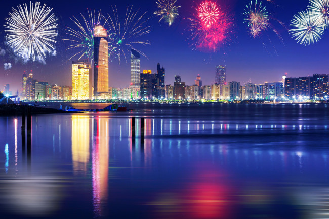Обои картинки фото города, дубай , оаэ, новый, год, праздник, салют, небо, огни, ночь, небоскребы, дубай, набережная, река