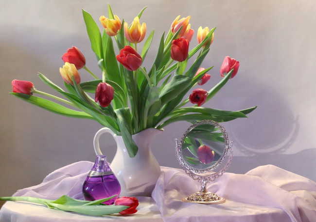 Обои картинки фото цветы, тюльпаны, зеркало, духи, букет