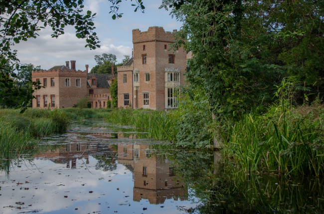 Обои картинки фото oxburgh hall, города, замки англии, замок, парк