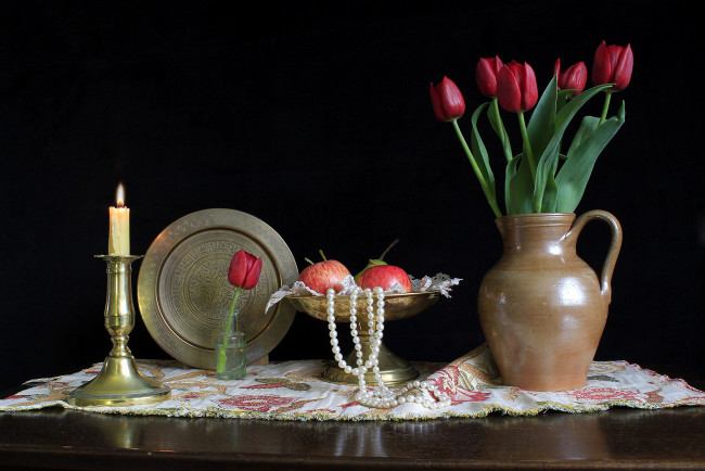 Обои картинки фото еда, натюрморт, бусы, свеча, яблоки, тюльпаны