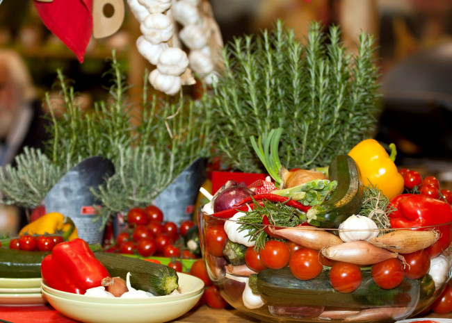 Обои картинки фото еда, овощи, цуккини, лук, чеснок, перец, помидоры, черри, томаты