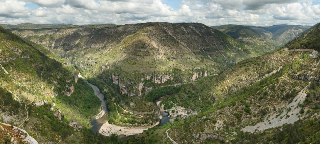Обои картинки фото сен-шели-дю-тарн,  долина реки тарн,  франция, природа, горы, тучи, деревья, река